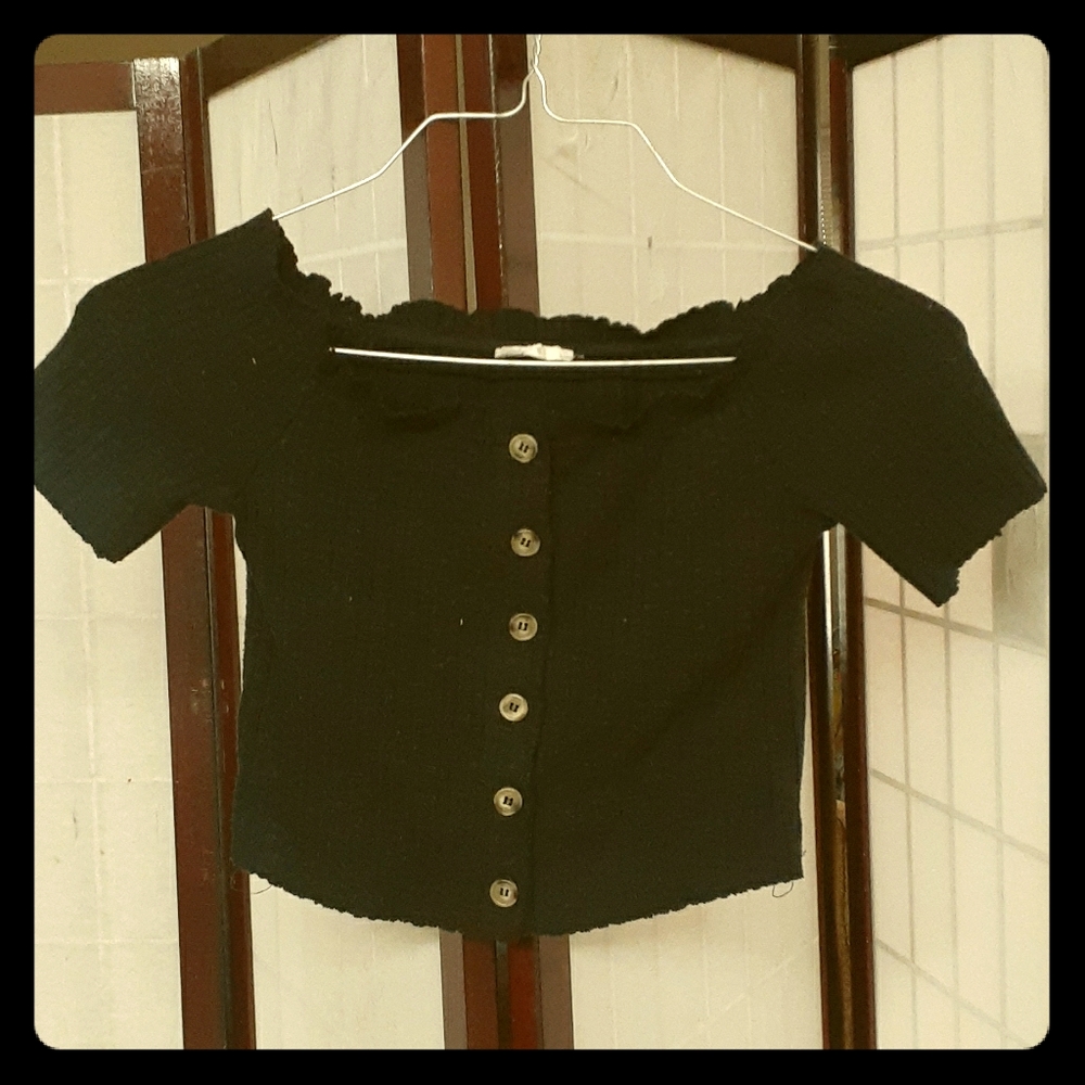 Over the shoulder, stretch, button up crop top 🖤
